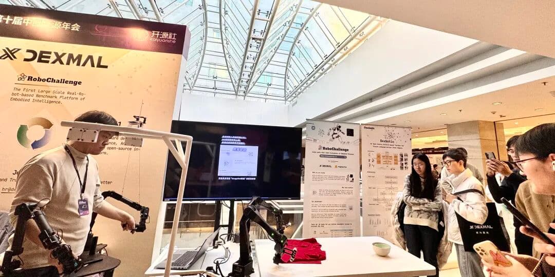 践行开源务实之道：Dexmal原力灵机携具身智能全栈方案亮相COSCon'25